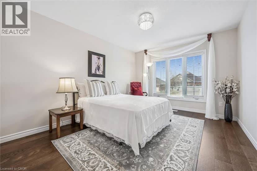 29 ENGLISH Crescent — photo 17 of 40