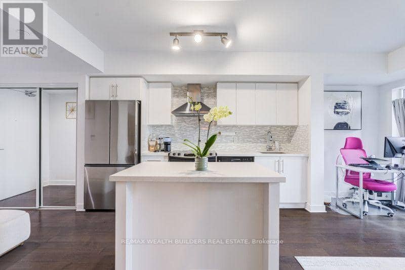 1707 - 58 Orchard View Boulevard — photo 10 of 35