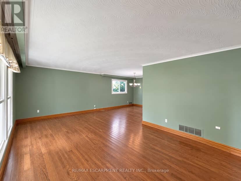 2490 Yarmouth Crescent — photo 11 of 35