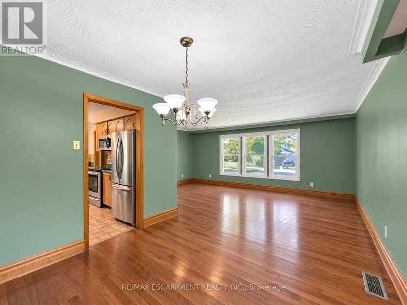 2490 Yarmouth Crescent — photo 14 of 35
