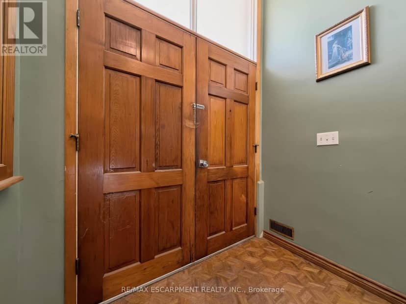 2490 Yarmouth Crescent — photo 8 of 35