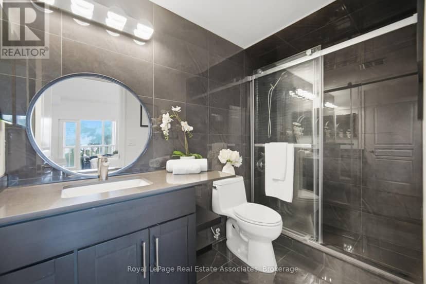 305 - 220 Burnhamthorpe Road W — photo 26 of 40