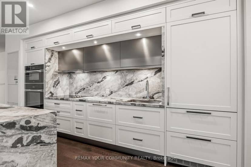 110 - 10 Inn On The Park Drive, Toronto, photo 7
