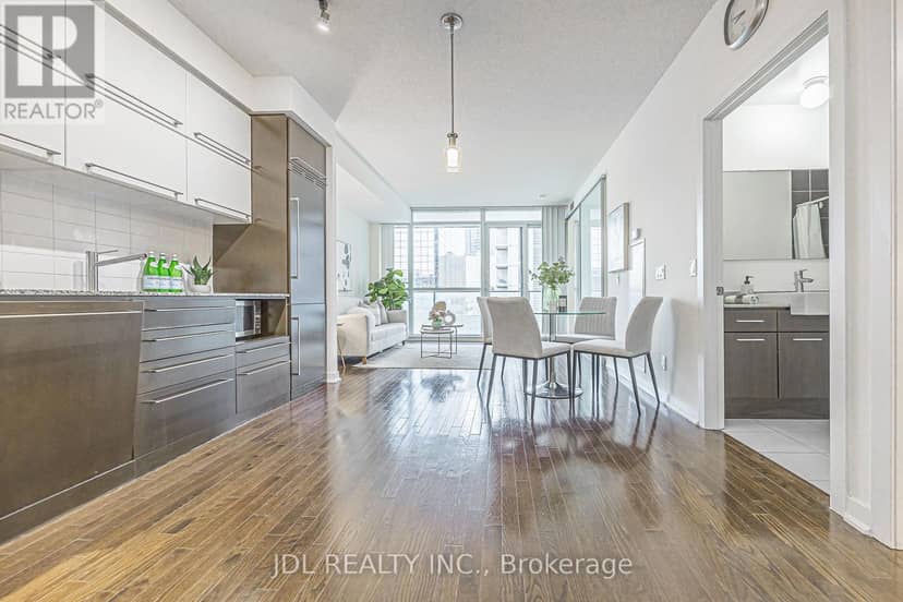 1105 - 770 Bay Street — photo 11 of 40