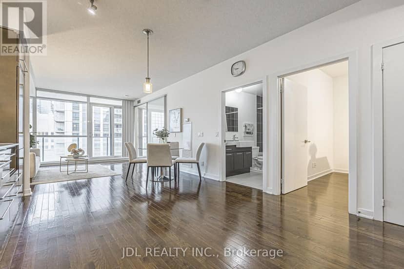 1105 - 770 Bay Street — photo 10 of 40