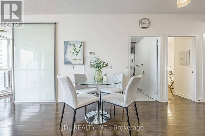1105 - 770 Bay Street — photo 14 of 40