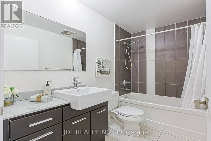 1105 - 770 Bay Street — photo 31 of 40