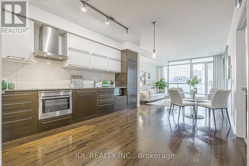 1105 - 770 Bay Street — photo 7 of 40