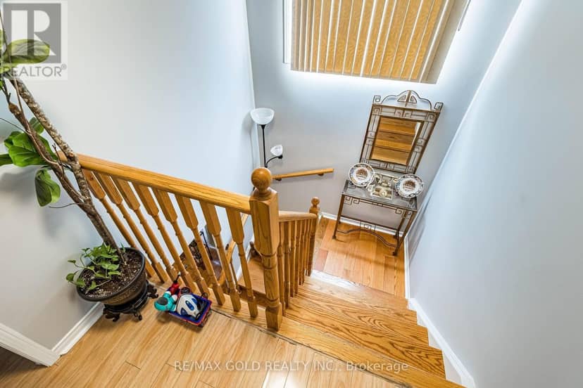 6 Mistdale Crescent — photo 23 of 34