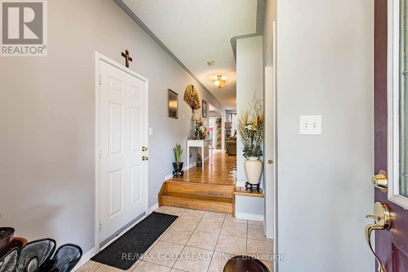 6 Mistdale Crescent — photo 4 of 34
