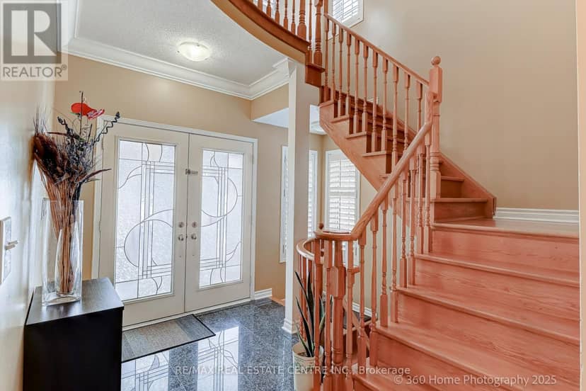 806 White Clover Way — photo 5 of 40