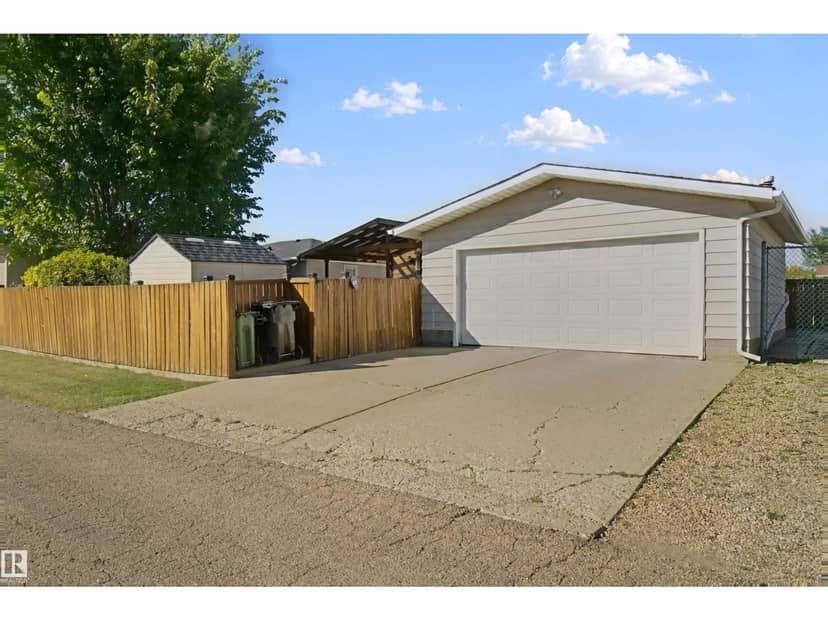 11439 144 AV NW NW — photo 39 of 40
