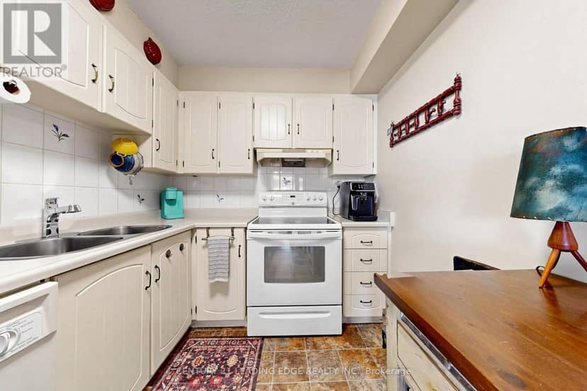 429 - 50 Richmond Street E — photo 18 of 40