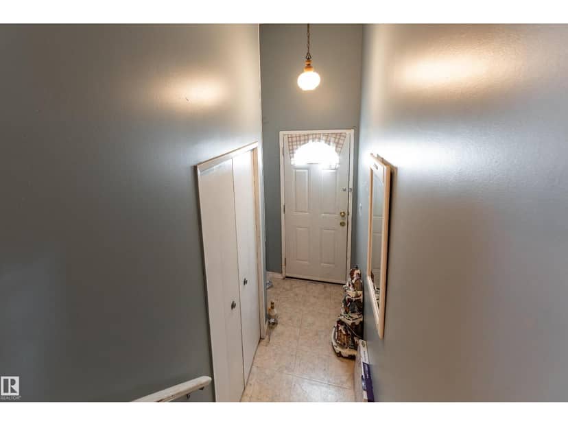 5047 46 ST — photo 9 of 39