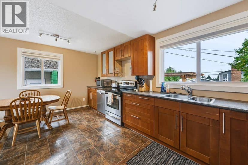 1012 Raynard Crescent SE — photo 9 of 40
