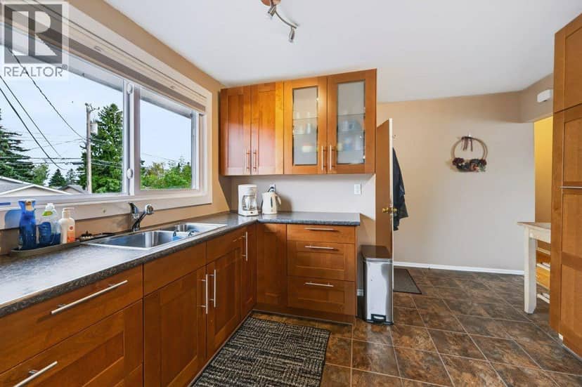 1012 Raynard Crescent SE — photo 11 of 40