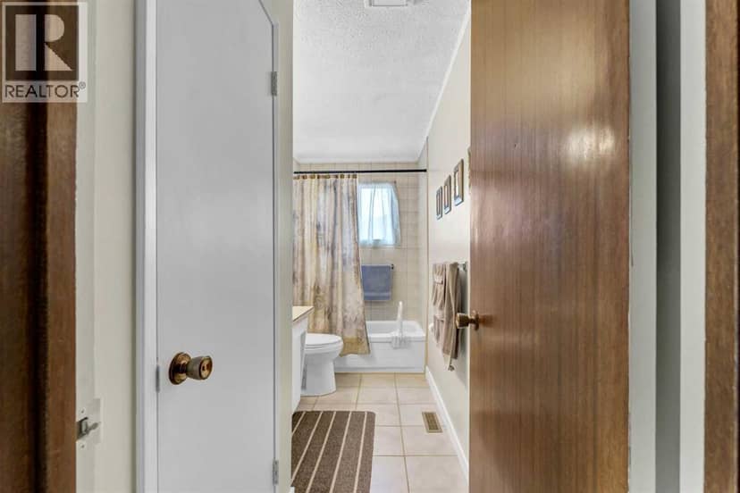 2702 24 Street SE — photo 25 of 40