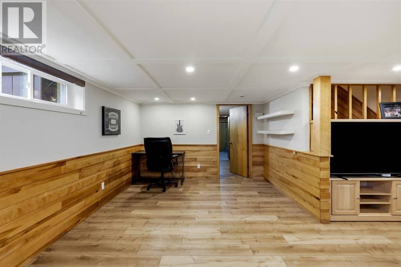 42 Caddy AVE — photo 33 of 40