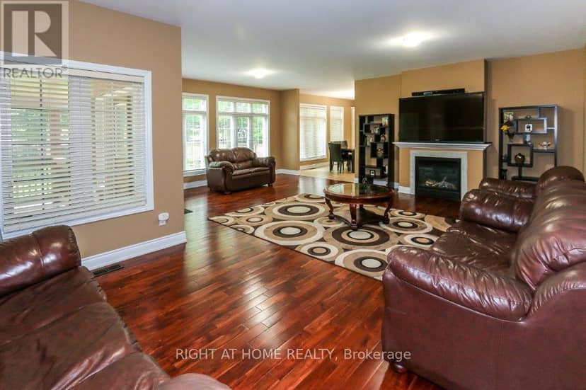 4441 Lawrence Avenue E — photo 12 of 23