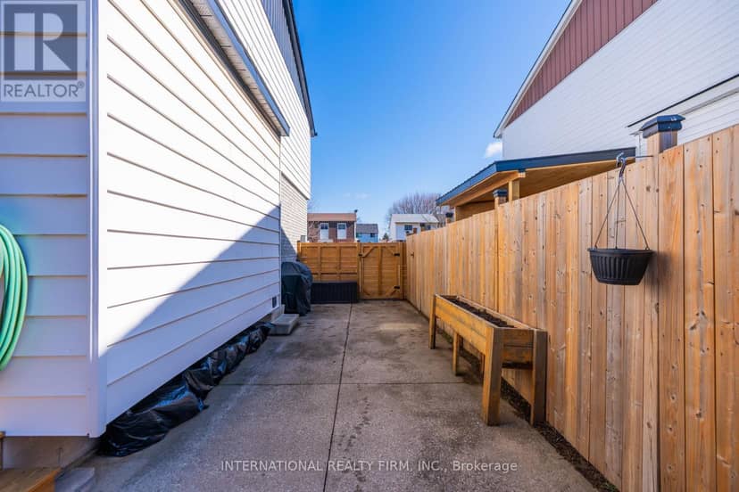 28 Debby Crescent — photo 25 of 29