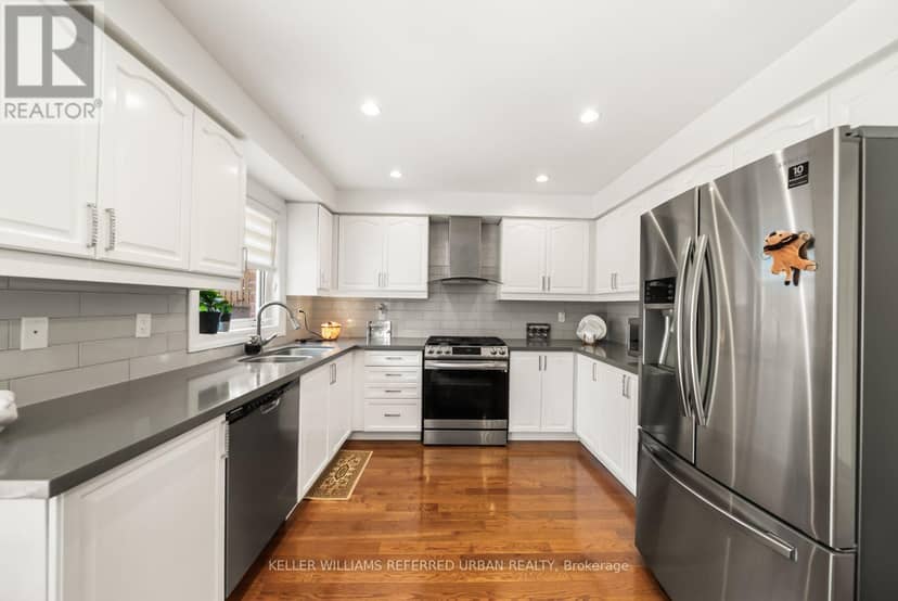 1002 Oaktree Crescent — photo 14 of 40