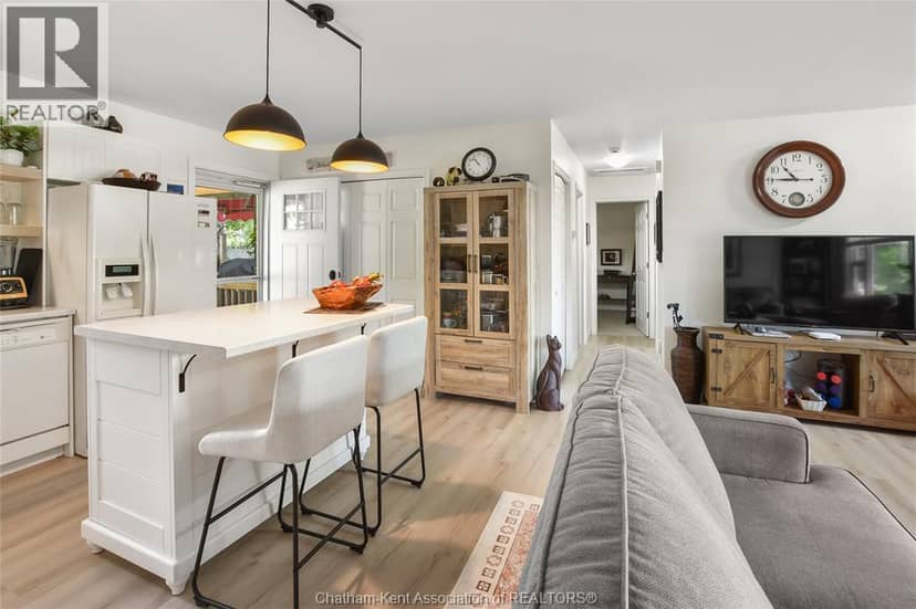 8585 James STREET — photo 12 of 33
