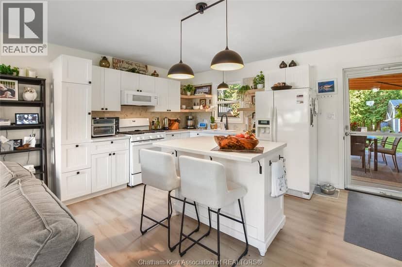 8585 James STREET — photo 8 of 33