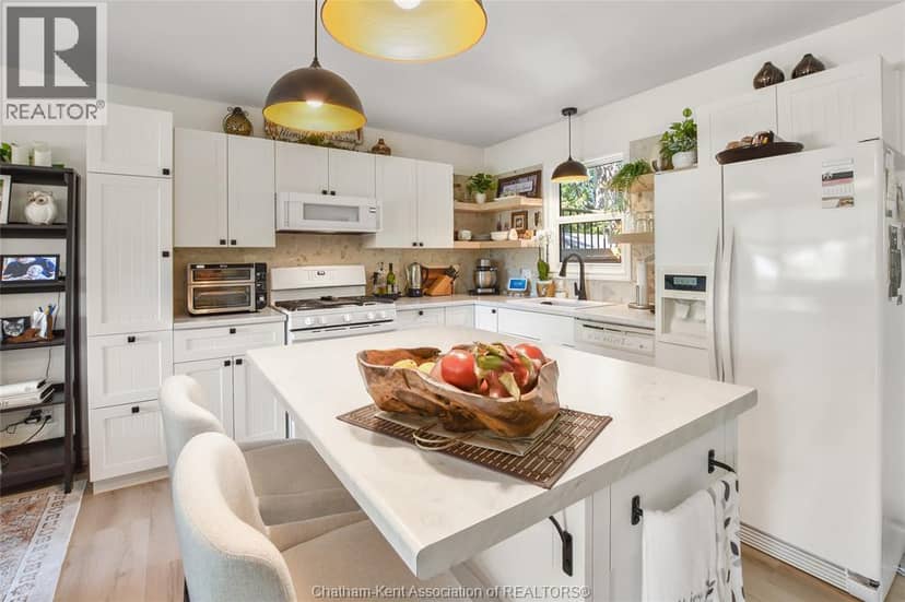 8585 James STREET — photo 9 of 33