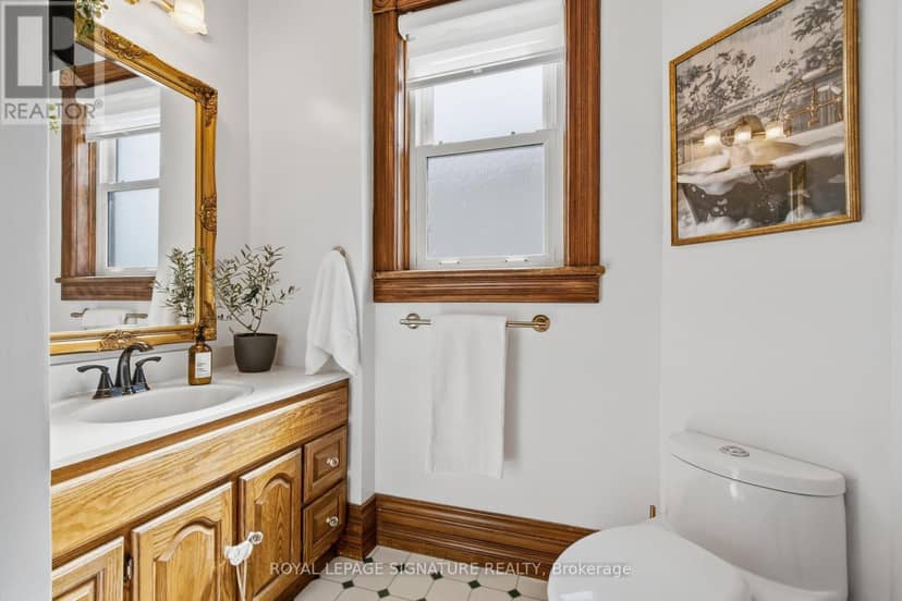 136 King Street S — photo 17 of 34