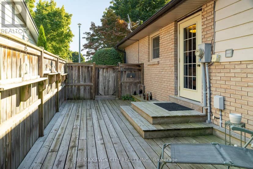 78 Berkley Crescent — photo 11 of 29