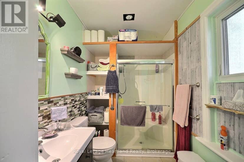 32 Rattenbury Street W — photo 12 of 39
