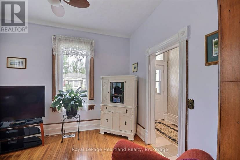 32 Rattenbury Street W — photo 11 of 39