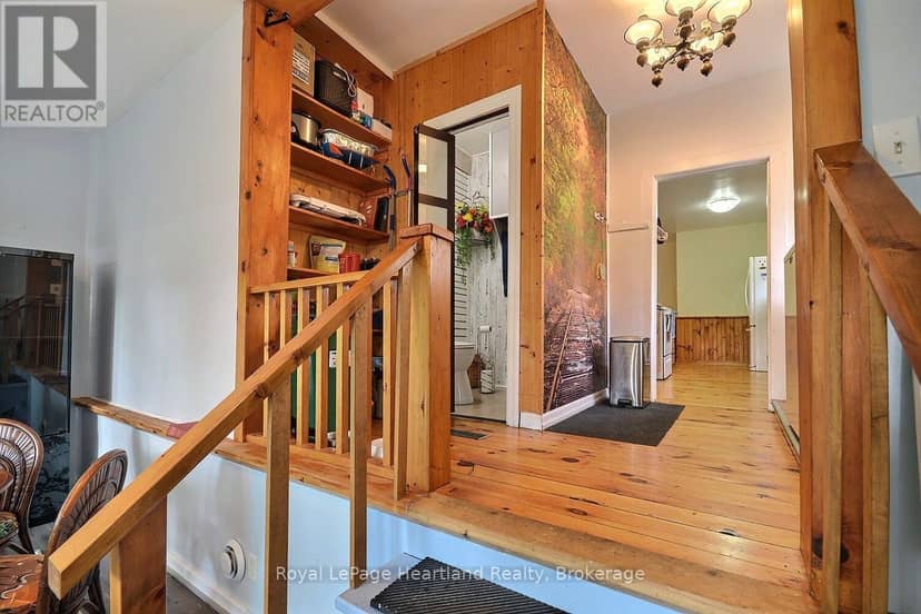 32 Rattenbury Street W — photo 21 of 39