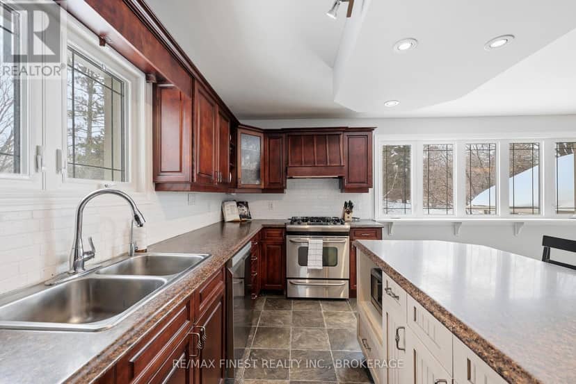 2518 Rideau Ferry Road — photo 11 of 40
