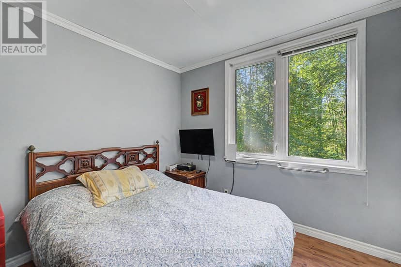 1301 Honey Harbour Road — photo 9 of 18