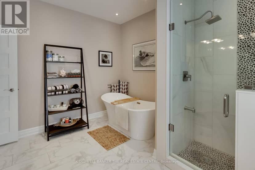 224 Lakeshore Road E — photo 17 of 40