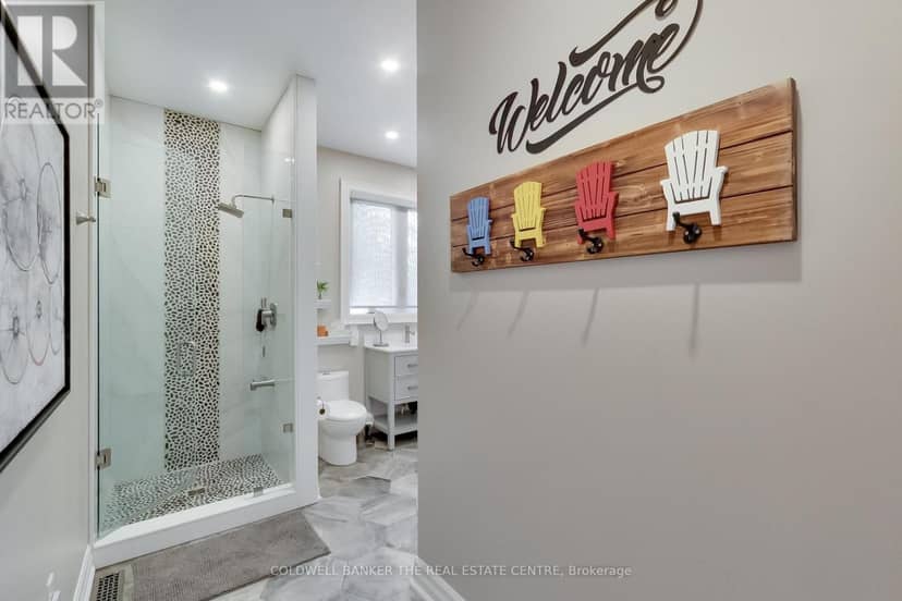 224 Lakeshore Road E — photo 20 of 40
