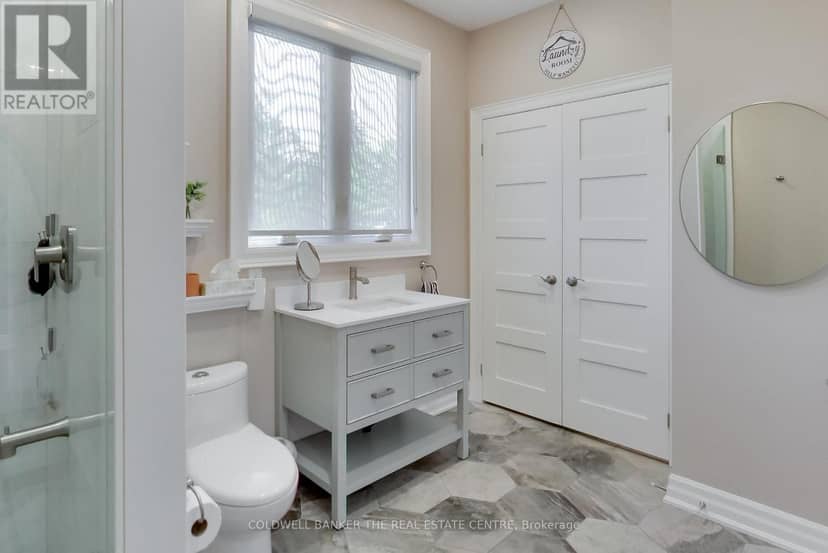 224 Lakeshore Road E — photo 21 of 40