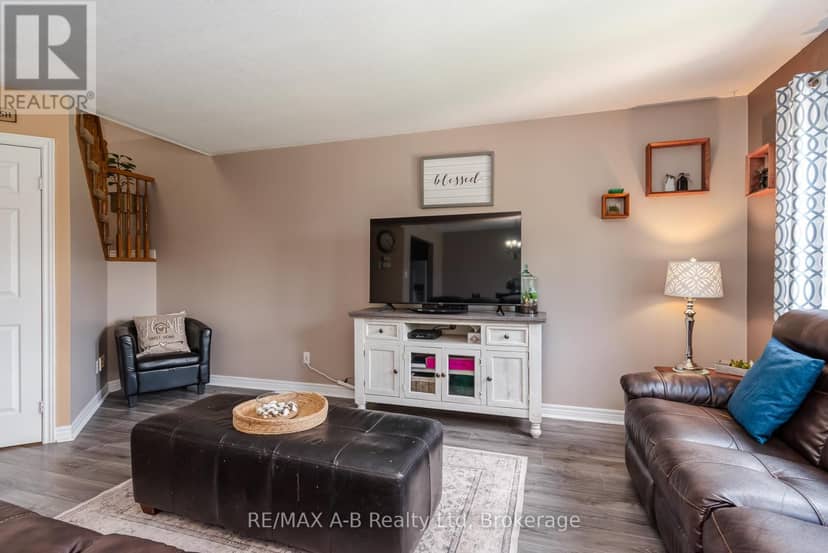 108 Walsh Crescent — photo 14 of 40