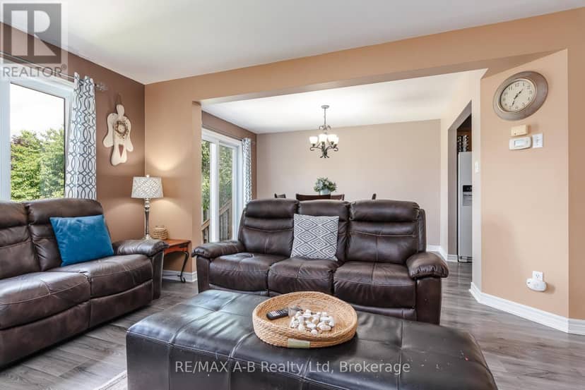 108 Walsh Crescent — photo 11 of 40