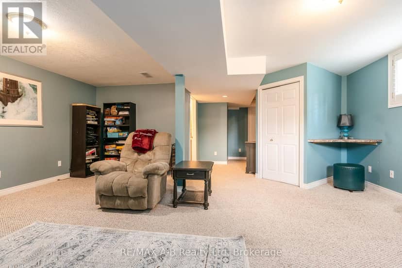 108 Walsh Crescent — photo 40 of 40
