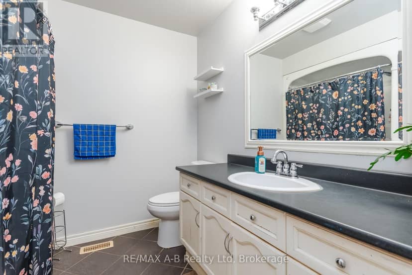 108 Walsh Crescent — photo 33 of 40
