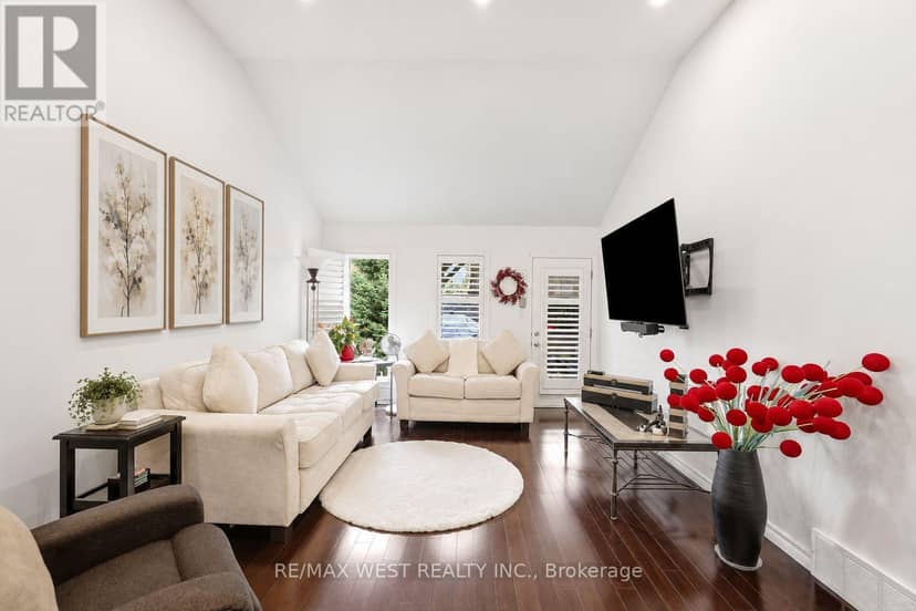 916 Silversmith Street — photo 3 of 12