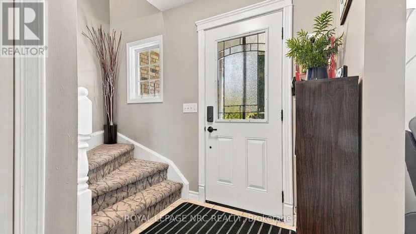 32 Poplar Crescent — photo 7 of 40