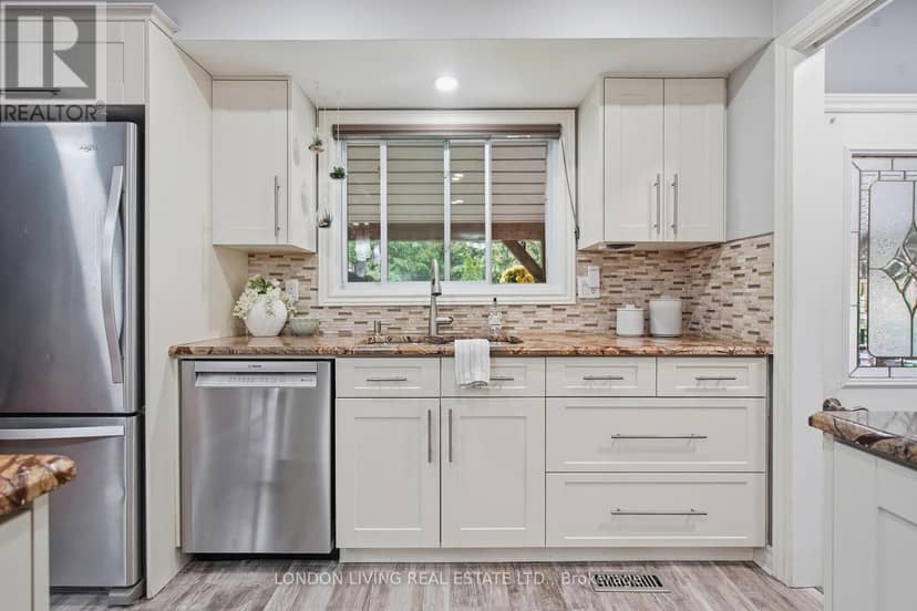 1400 Stoneybrook Crescent — photo 15 of 40