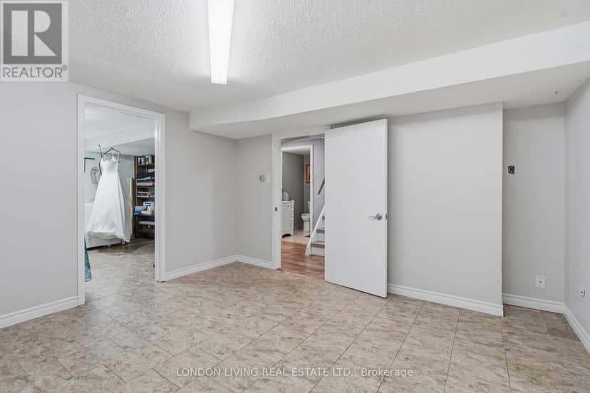 1400 Stoneybrook Crescent — photo 28 of 40