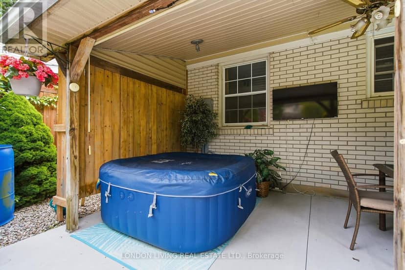 1400 Stoneybrook Crescent — photo 38 of 40