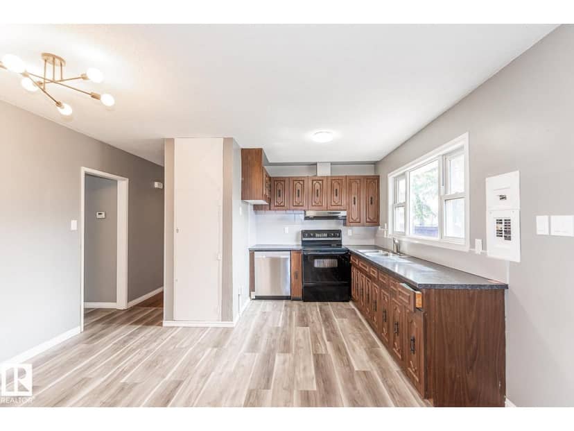 10551 53 AV NW NW — photo 9 of 23