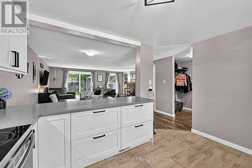 8 - 233 Innisfil Street — photo 5 of 25