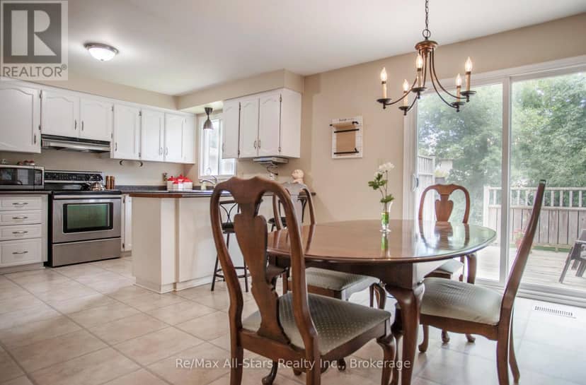 39 Applewood Crescent — photo 12 of 40